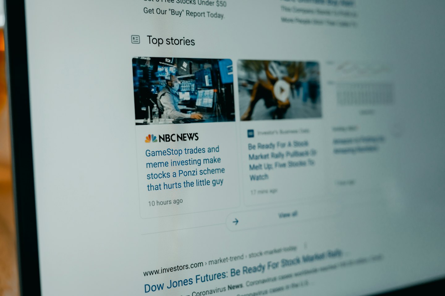 Computer screen shows news headlines about the stock market and finance.
